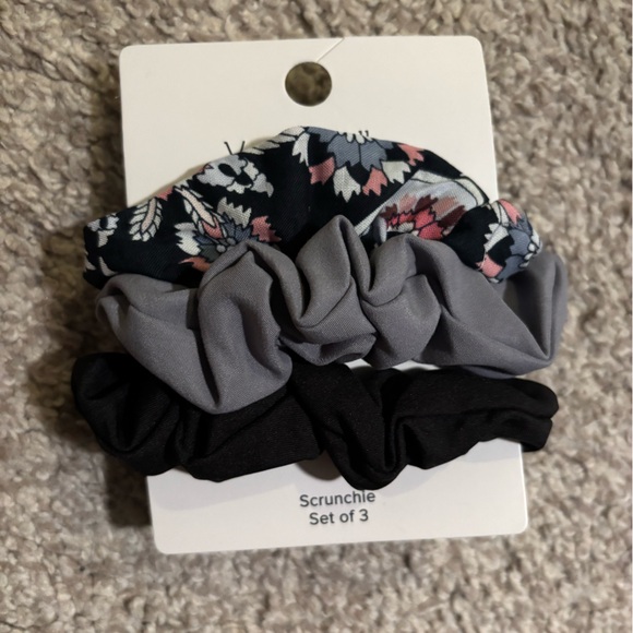 Vera Bradley Scrunchie Hair Ties Orange, Pink, Black, Gray, Floral & Flower - Picture 3 of 4